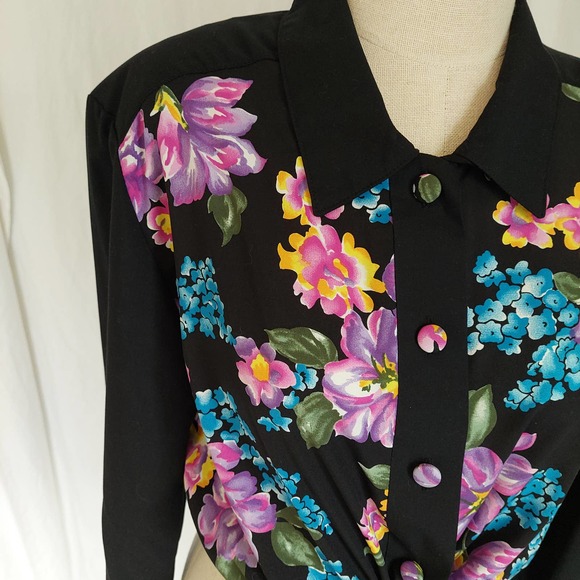Vintage 80s 90s Floral Button-Down with Fabric Buttons - Picture 5 of 9